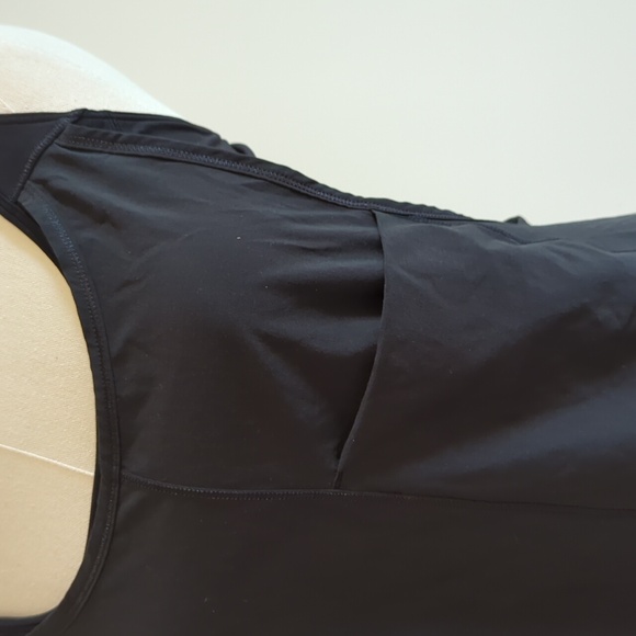 Lululemon size 6 black tank top with built-in sports bra adjustable straps - Picture 8 of 9